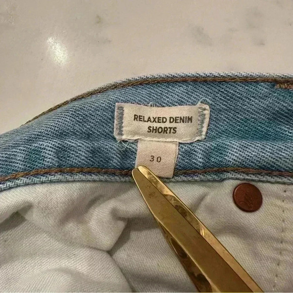 Madewell Relaxed Denim Shorts in Cedarcroft Wash High Rise Raw Hem Size 30- A14 - Picture 5 of 10